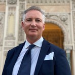 Enrico Crescimanno, presidente della Cinque, si è dimesso