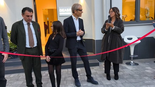 Ieri sera il taglio del nastro dell'impresa che da 30 anni commercializza strumenti di laboratorio e di misurazione: &quot;Resteremo per sempre a Torino&quot;