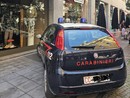 Ladri in azione nel centro di Torino: vetrina sfondata con un sasso