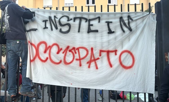 "Ci troverete sulle barricate": gli studenti occupano anche l'Einstein "Ci troverete sulle barricate": gli studenti occupano anche l'Einstein