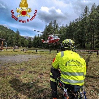 Maltempo: i Vigili del fuoco portano in salvo 8 persone minacciate da una frana