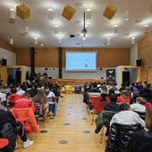 sala gremita di ragazzi seduti in diverse file