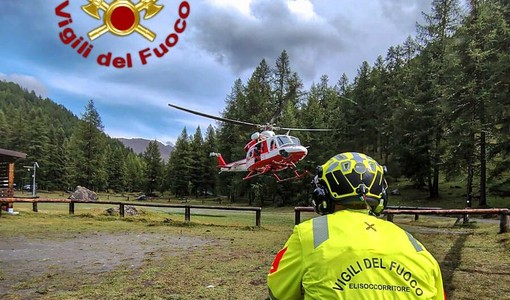 Maltempo: i Vigili del fuoco portano in salvo 8 persone minacciate da una frana