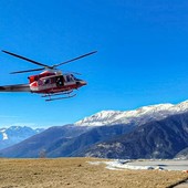 Frossasco, perde il controllo del parapendio e resta appeso tra gli alberi
