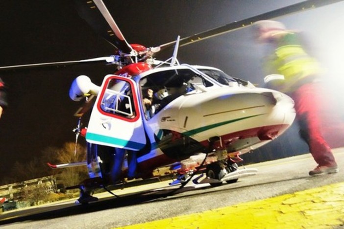 Auto contro un palo in via Circonvallazione: ferito 59enne