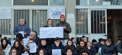 studenti che protestano fuori dalla scuola