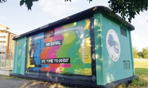 Venaria, un murales sulla cabina di e-distribuzione a tema giovani e socialità