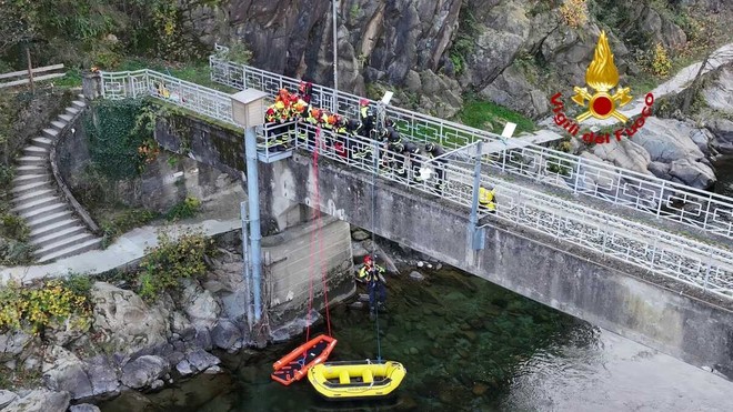 Una immagine dell'esercitazione dei Vigili del fuoco Una immagine dell'esercitazione dei Vigili del fuoco