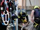 I pompieri si calano in un pozzo fino a 28 metri di profondità: ma si tratta di un addestramento