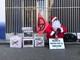 Flash mob di Extinction Rebellion: Babbo Natale, accompagnato da una renna, ha portato pacchi regalo davanti alla sede Rai