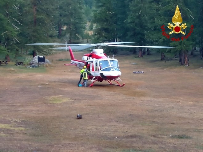 Famiglia si perde nei boschi, salvata in elicottero dai vigili del fuoco
