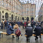 persone in piazza davanti al Comune