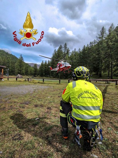 Maltempo: i Vigili del fuoco portano in salvo 8 persone minacciate da una frana Maltempo: i Vigili del fuoco portano in salvo 8 persone minacciate da una frana