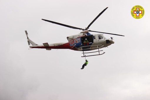 Parapendio cade sul Colle Azzarà: il pilota recuperato dall'elisoccorso del Cnsas