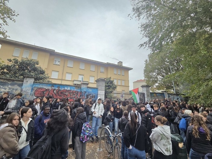 Nell’istituto Einstein prosegue l’occupazione dopo gli scontri con la polizia Nell’istituto Einstein prosegue l’occupazione dopo gli scontri con la polizia