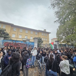 Nell’istituto Einstein prosegue l’occupazione dopo gli scontri con la polizia Nell’istituto Einstein prosegue l’occupazione dopo gli scontri con la polizia