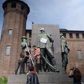 &quot;Crisi climatica: arrestate i veri colpevoli&quot;, statue bendate a Torino. Il motivo