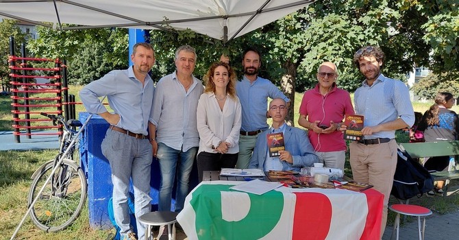 Sit-in del Pd ai giardini Madre Teresa, distribuiti questionari ai cittadini Sit-in del Pd ai giardini Madre Teresa, distribuiti questionari ai cittadini