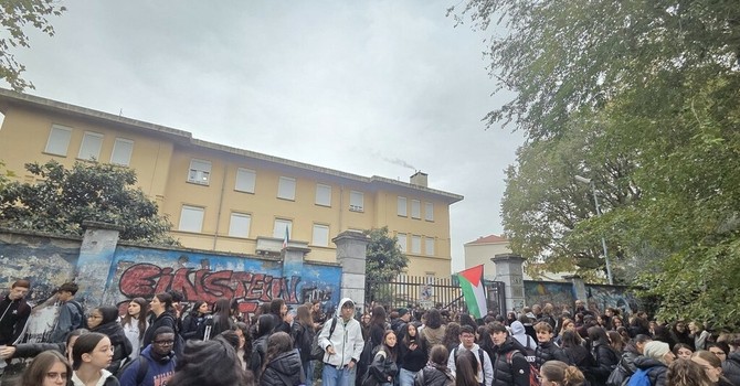 Tensioni davanti all'Einstein durante il volantinaggio ed assalto alla Città Metropolitana: nei guai 6 minorenni