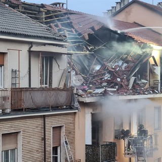 Esplosione nella notte in via Nizza: le fiamme fanno crollare il tetto, ci sono feriti