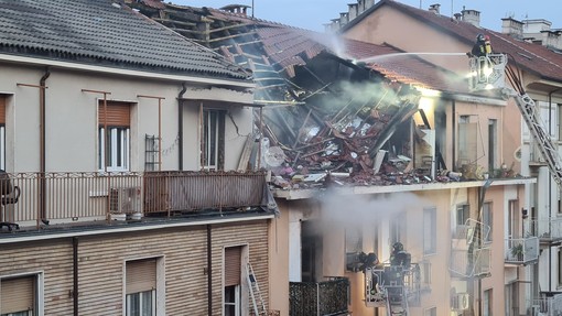 Esplosione nella notte in via Nizza: le fiamme fanno crollare il tetto, ci sono feriti