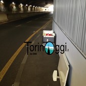 Foto d'archivio di un frigorifero abbandonato Foto d'archivio di un frigorifero abbandonato