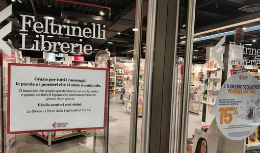 Feltrinelli presa d'assalto: "Grazie per i messaggi" Feltrinelli presa d'assalto: "Grazie per i messaggi"