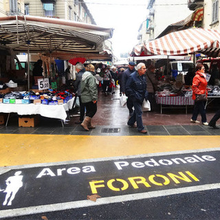 Spaccio e accoltellamenti in Barriera, i bimbi si riprendono piazza Foroni