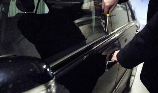 Spacca il finestrino e svaligia un'auto nella notte, la polizia arresta un 42enne Spacca il finestrino e svaligia un'auto nella notte, la polizia arresta un 42enne