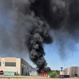 Rivalta di Torino, incendio nella zona industriale Pasta: vigili del fuoco in azione [VIDEO]