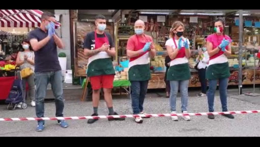 Venaria, flash mob al mercato per ricordare le vittime del Coronavirus [VIDEO]