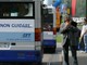 Rapinato alla fermata dell’autobus in via Cigna: soccorso dalla Polizia, che arresta l’autore