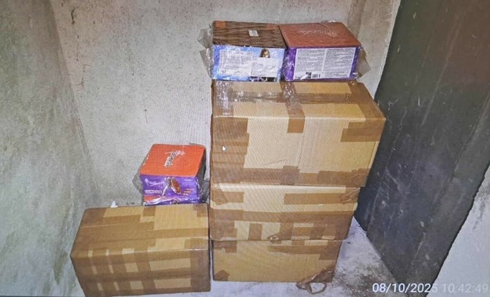 I fuochi d'artificio rinvenuti nello stabile di via Verolengo