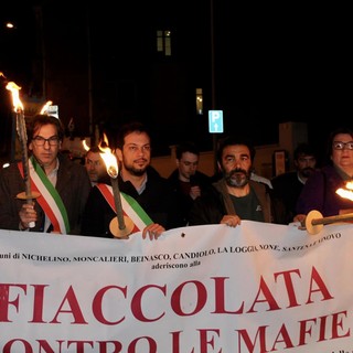 In centinaia alla fiaccolata da Nichelino a Moncalieri per dire no a tutte le mafie