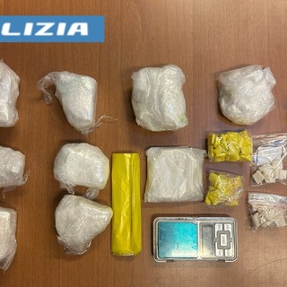 La droga e i contanti recuperati dalla Polizia