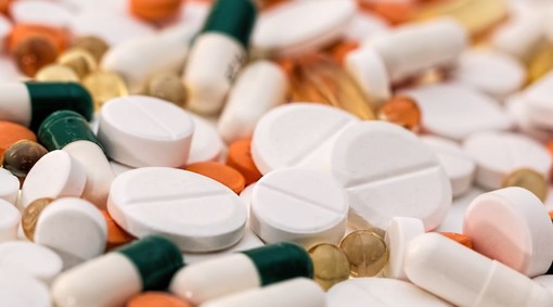 Farmaci scaduti importati illegalmente: la polizia ne sequestra quattromila confezioni