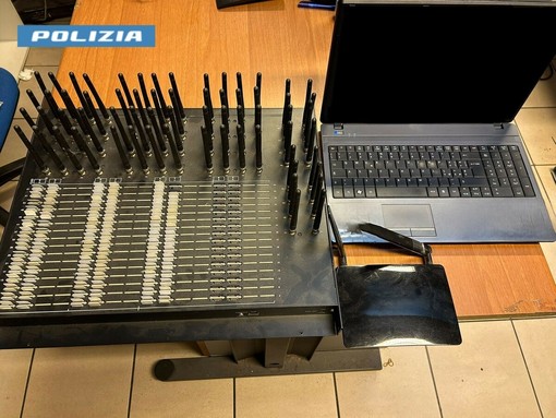 Barriera Milano, pusher e hacker in casa: scoperto con dosi di droga e 157 Sim attive Barriera Milano, pusher e hacker in casa: scoperto con dosi di droga e 157 Sim attive