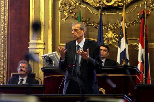 Torino: ai consiglieri non piace la giacca, no alla proposta di modifica del regolamento