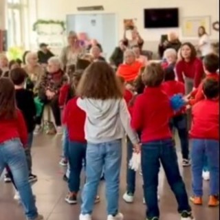 I bambini delle scuole di Nichelino 'regalo di Natale' per gli anziani della Rsa