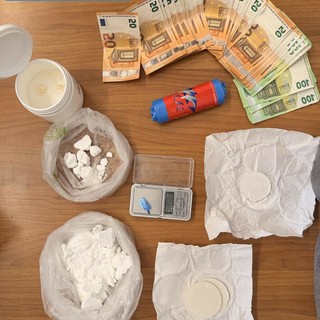 Droga e soldi recuperati dalla Polizia dopo la perquisizione