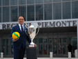 Il trofeo della CEV Champions League tra Palazzo Civico e Grattacielo Piemonte Il trofeo della CEV Champions League tra Palazzo Civico e Grattacielo Piemonte