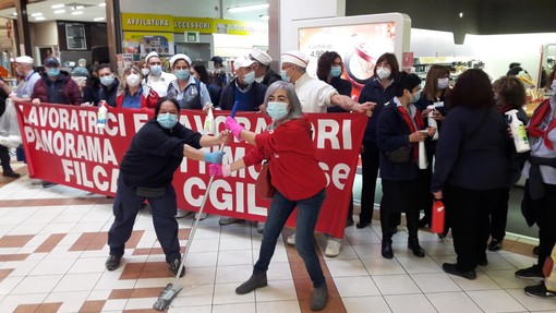 flash mob lavoratori supermercato