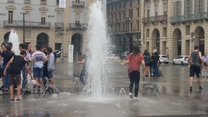 Caldo e afa a Torino, per i bagni nelle fontane pubbliche si rischia una multa fino a 150 euro