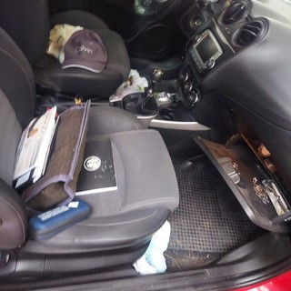Furto a bordo dell'auto parcheggiata