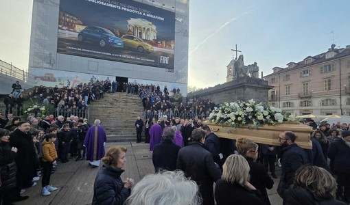 Chiesa della Gran Madre gremita per l'ultimo saluto al patron di Acqua Sant'Anna Chiesa della Gran Madre gremita per l'ultimo saluto al patron di Acqua Sant'Anna
