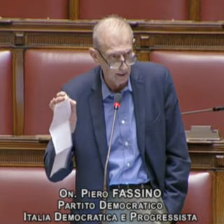 Vitalizi, Fassino sventola la busta paga in Parlamento: “4.718 euro al mese non è uno stipendio d’oro”