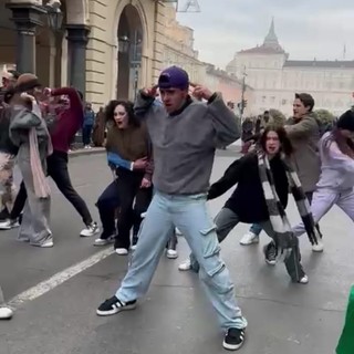 ragazzi che ballano in via Roma