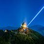 Un raggio di luce lungo 5 chilometri nel cielo: la Sacra di San Michele accende la Spada dell'Arcangelo