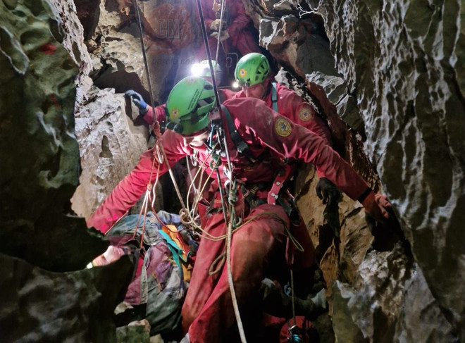 Dopo più di 24 ore, lo speleologo torinese fuori dall'Abisso Paperino