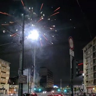 Mezzanotte di fuochi in piazza Carducci, la protesta dei residenti